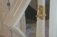 Агенты ФБР вломились с бензопилой по ошибочному адресу