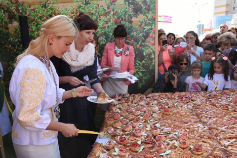 Светличная с послами открыли Большую Слобожанскую ярмарку в Харькове