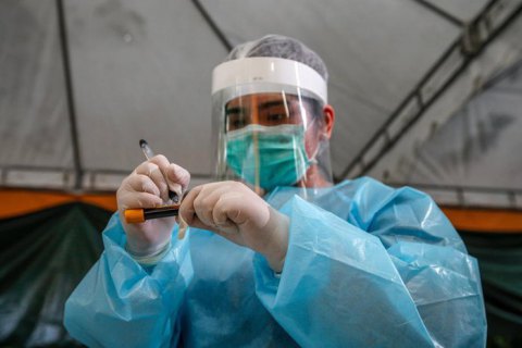 В Украине коронавирус за сутки подтвердили у 1799 человек