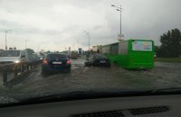 Сильный ливень в Киеве затопил улицу на левом берегу
