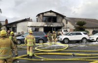 ​Пять человек погибли из-за падения самолета на жилой дом в Калифорнии