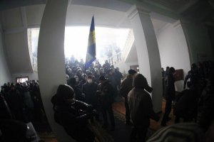 Винницкие митингующие строят баррикады перед ОГА