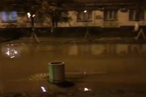 Бульвар Верховной Рады в Киеве залило водой из-за прорыва трубы
