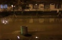 Бульвар Верховной Рады в Киеве залило водой из-за прорыва трубы