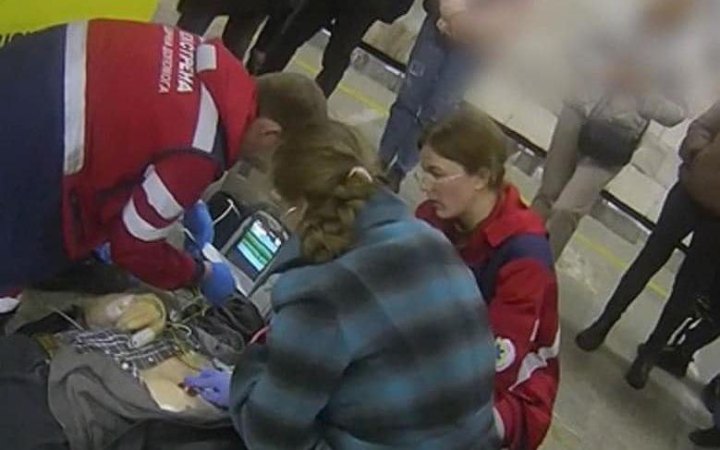 За допомогою дефібрилятора у київському метро врятували ще одне життя