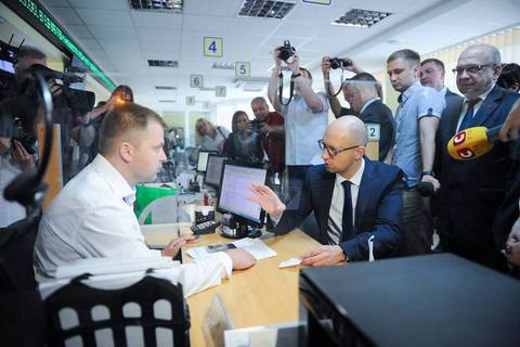 Яценюк перевірив, як у Луцьку видають субсидії