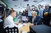 Яценюк перевірив, як у Луцьку видають субсидії