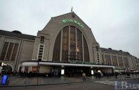 На киевском вокзале мужчина залез на крышу поезда и загорелся