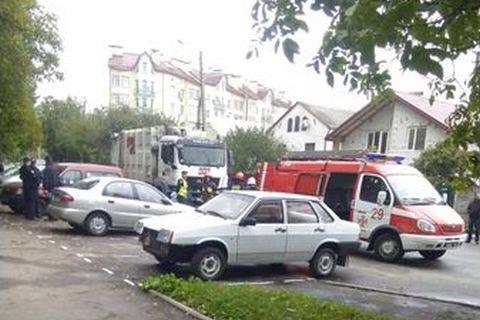 Мусоровоз сбил насмерть двух женщин во Львове