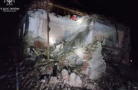 Росіяни влучили у житловий будинок на Харківщині, є загиблий та поранений