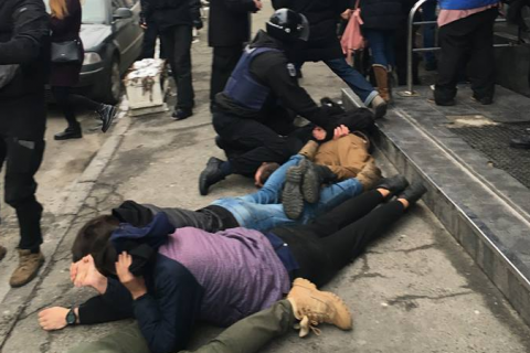 Полицейскому, который превысил полномочия при задержании активистов на Подоле, объявили о подозрении