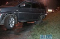 Возле моста Патона Toyota отбила у внедорожника заднее колесо