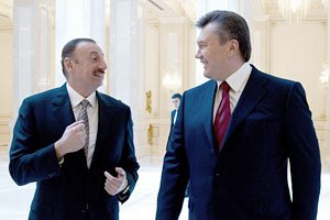 Янукович решил по дороге из Индии залететь в Баку