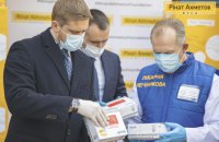 Не допустить эпидемии: Фонд Рината Ахметова передал медикам Украины 300 000 тестов на коронавирус