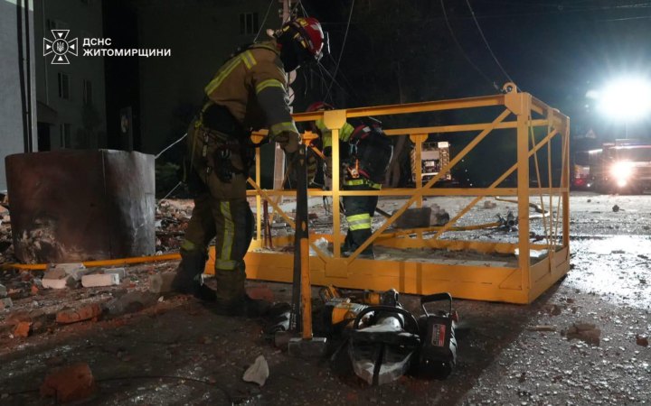У Житомирі на місці російського удару тривають аварійно-відновлювальні роботи