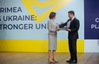 Зеленский вручил государственные награды иностранным участникам Крымской платформы