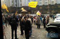 Вкладники "Михайлівського" перекрили вулицю біля Кабміну