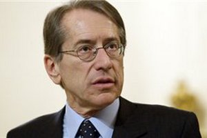 Глава МИД Италии ушел в отставку из-за несогласия с выдачей Индии морпехов 