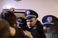 Округ 215. Решили ломать дверь архива, где лежат бюллетени
