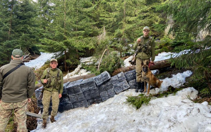 На Закарпатті двоє чоловіків попалися на спробі пронести до Румунії 24 ящики з 12 тис. пачок сигарет 