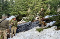 На Закарпатті двоє чоловіків попалися на спробі пронести до Румунії 24 ящики з 12 тис. пачок сигарет 