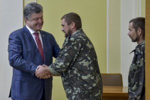 В плену боевиков находится более 100 человек, - Порошенко