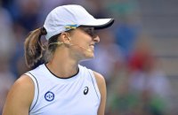 Перша ракетка світу збирає гроші для дітей України