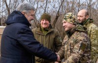 Порошенко передав військовим сотні тисяч грілок і 300 FPV-дронів
