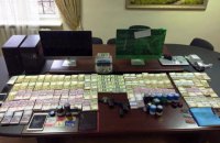 Cуд арестовал 1,4 млн гривен и $109 тыс. по делу о конвертцентре в Киеве