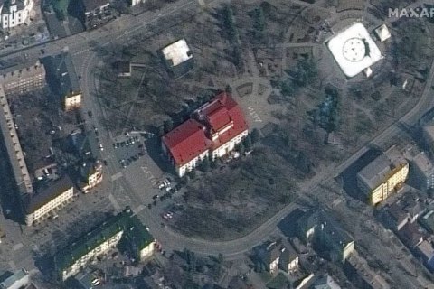 Из бомбоубежища Мариупольского драмтеатра выходят живые люди, данных о погибших пока нет, – Денисова