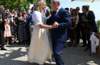 Путин на свадьбе главы МИД Австрии подарил молодоженам тульский самовар