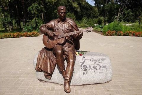 В Нежине исчез памятник Марку Бернесу 