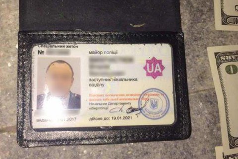 Двоих киберполицейских поймали на взятке 