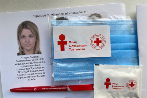 Возле участков на Святошине раздают маски от фонда Третьякова