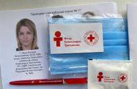 Возле участков на Святошине раздают маски от фонда Третьякова