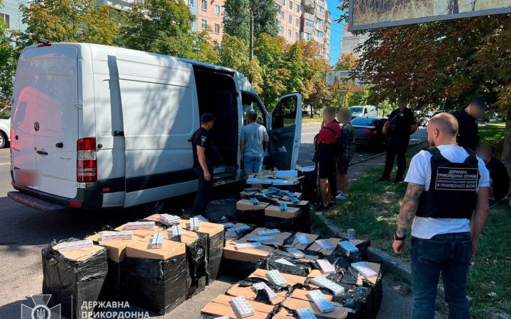 На Одещині прикордонники зупинили мікроавтобус із тисячами цигарок