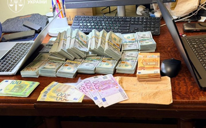 Шість авто, п'ять швейцарський годинників і 22 млн гривень: що вилучили в затриманих топпосадовців поліції