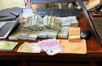 Шість авто, п'ять швейцарський годинників і 22 млн гривень: що вилучили в затриманих топпосадовців поліції