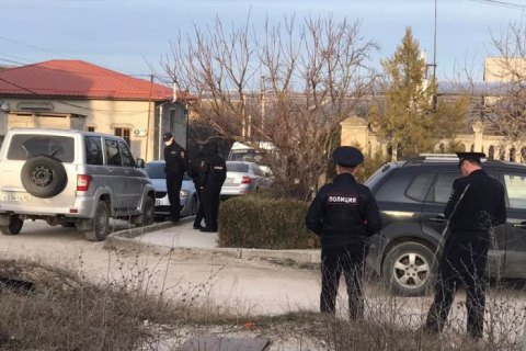 Российские силовики пришли с обысками к делегату Курултая в Крыму
