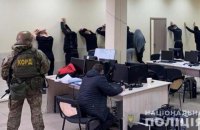 Поліція накрила колл-центр телефонних шахраїв зі штатом 100 осіб