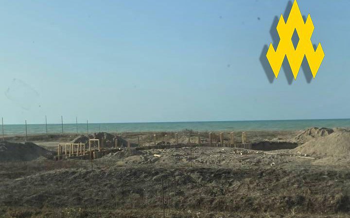 Російські окупанти звозять до Євпаторії бетонні “зуби дракона”