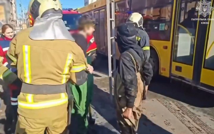 На Хрещатику патрульні й рятувальники дістали дітей із каналізації