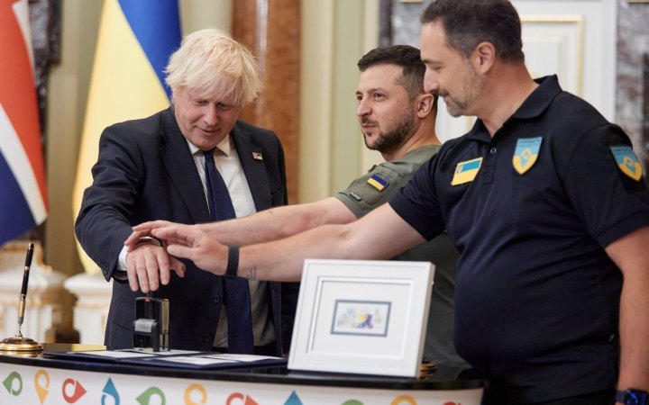 Зеленський і Джонсон погасили марку "Вільні. Незламні. Непереможні"