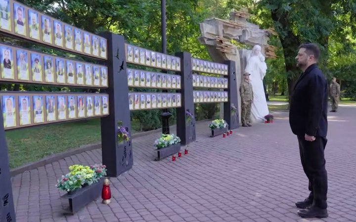 Зеленський приїхав в Івано-Франківську область і вшанував пам’ять загиблих захисників України