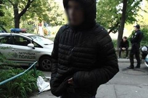 Трое подростков ограбили 70-летнего пенсионера на ж/д платформе в Киеве