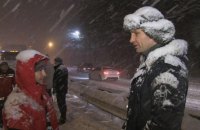 "Інакше буду звертатися до президента": Кличко доручив РДА до кінця дня почистити від снігу та льоду двори, тротуари та зупинки 