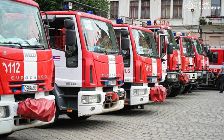 Латвія передала ДСНС України 16 пожежних автомобілів