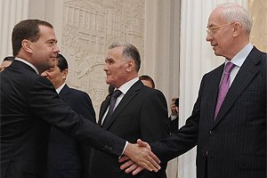 Азаров улетел к Медведеву