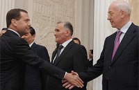 Азаров улетел к Медведеву