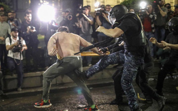 У Тбілісі через протести закрили британський візовий центр
